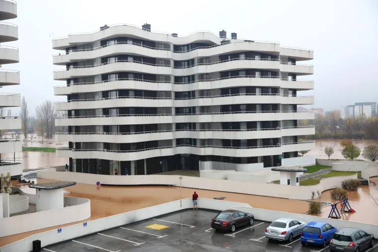 Katastrofa u Sarajevu! Dio grada je pod vodom i bez struje, Miljacka prijeti izlijevanjem iz korita