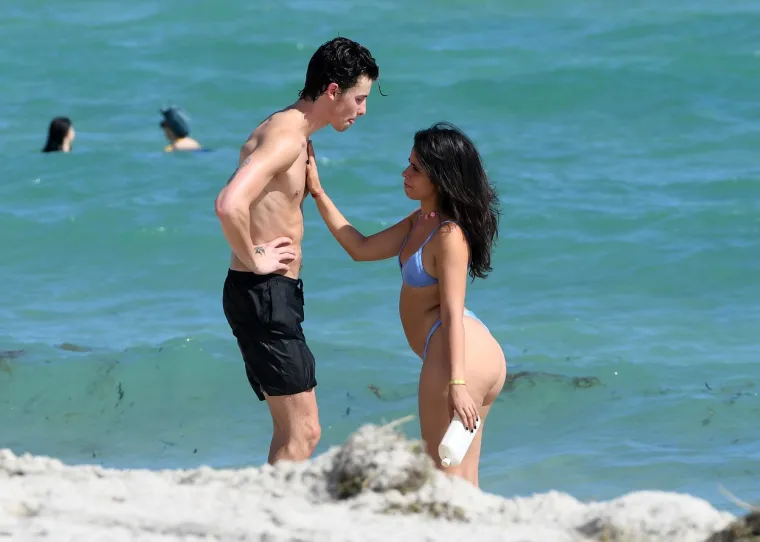 Camilu Cabello trolovi napadaju jer je sad ima malo više za voljeti, ali Shawn Mendes ne može skinuti ruke s njene raskošne pozadine