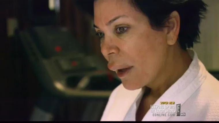 U epizodama emisije često je vidljivo da je Kris alfa i omega klana, a kćeri je iznimno poštuju i slušaju. &quot;Kad ti Kris Jenner kaže da nešto učiniš, onda je poslušaš&quot;, rekla je jednom prilikom Kyle. 
