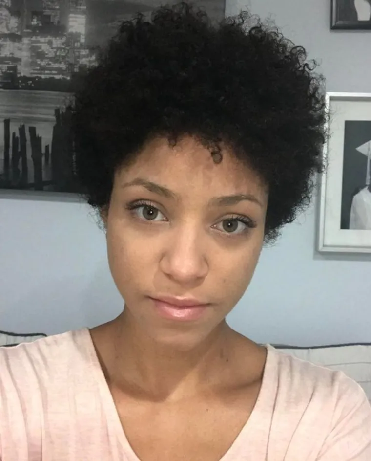 &ldquo;Obrijala sam glavu prije devet mjeseci nakon &scaron;to sam imala kemijski izravnanu kosu 15 godina! Prvi put doživljavam svoju prirodnu kosu. To je potpuno novi dio mene i sviđa mi se.&rdquo;