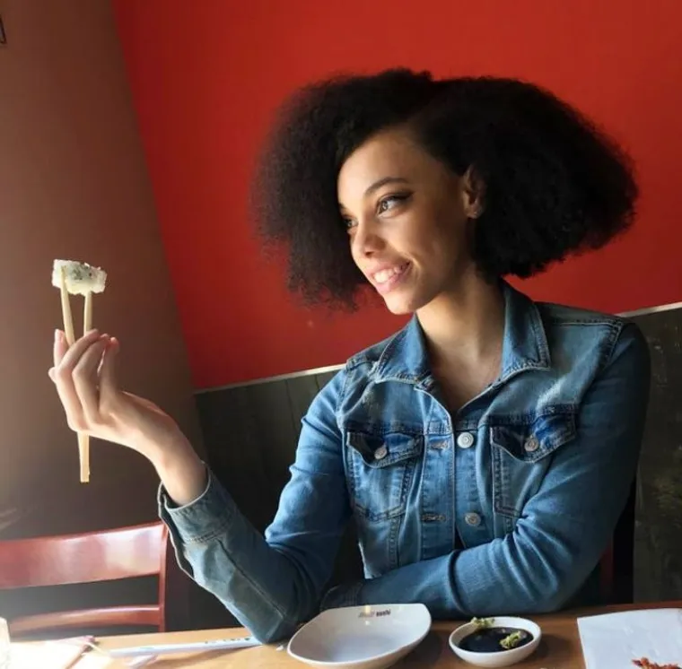 Ova djevojka odbacila je zapadnjačke standarde ljepote i prvi put raspustila svoju prirodnu kosu. I prekrasna je!