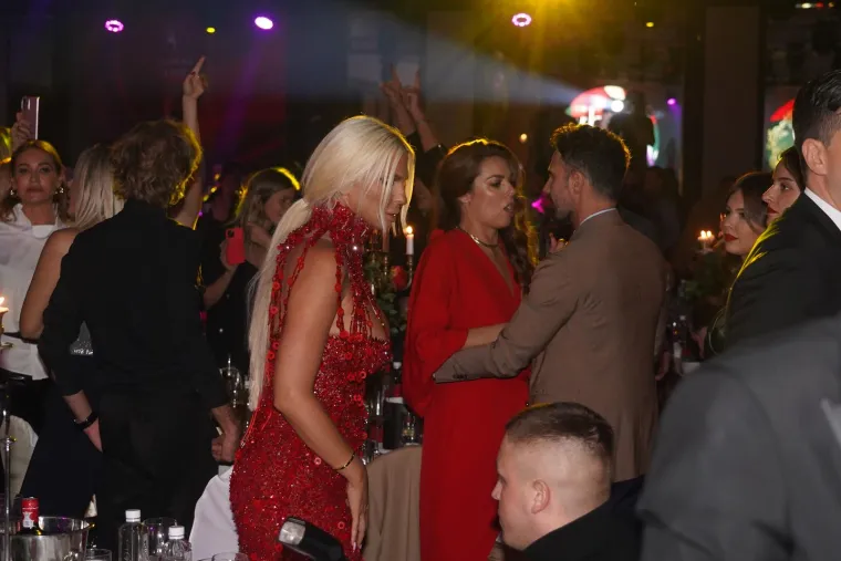 Obline sijevale na sve strane: Najseksi srpske folkerice dale su sve od sebe da buljite u njih