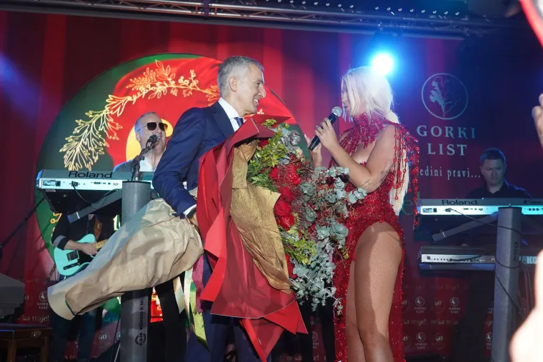 Obline sijevale na sve strane: Najseksi srpske folkerice dale su sve od sebe da buljite u njih