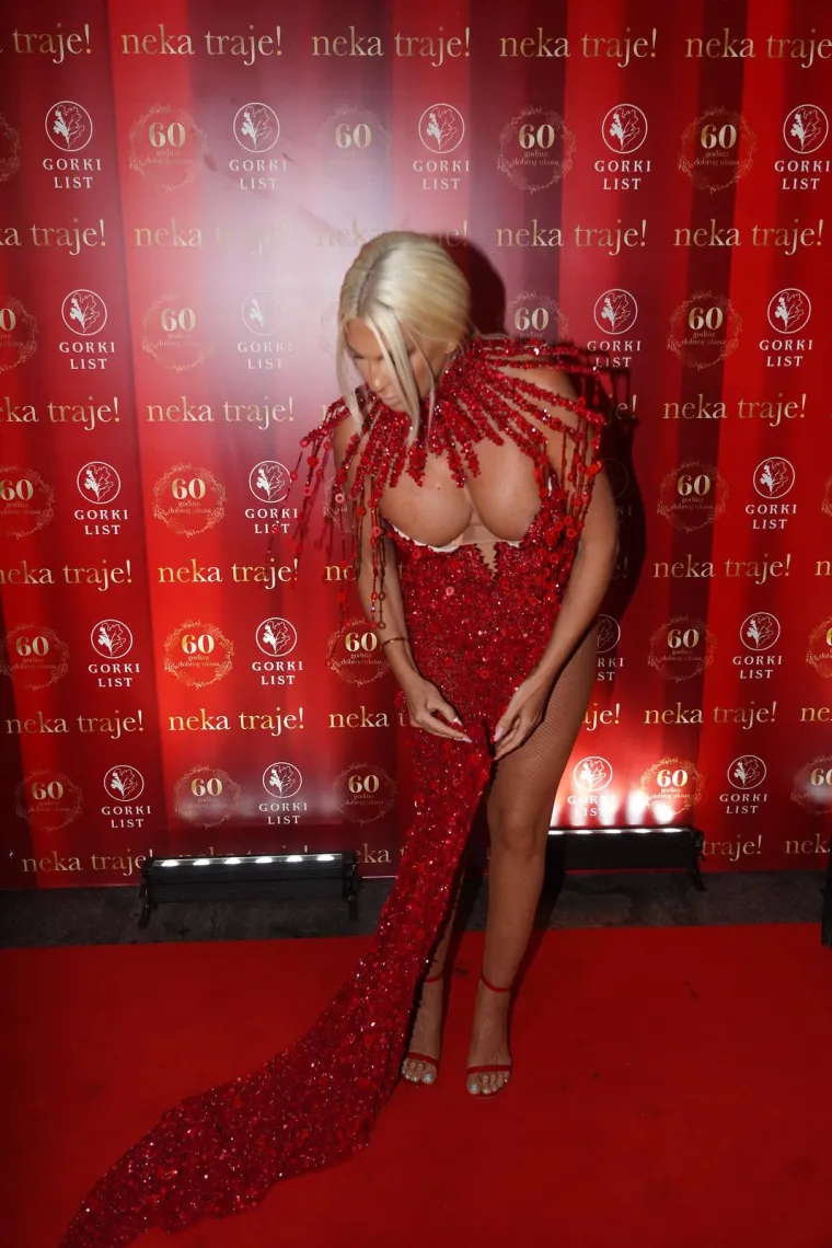 Obline sijevale na sve strane: Najseksi srpske folkerice dale su sve od sebe da buljite u njih