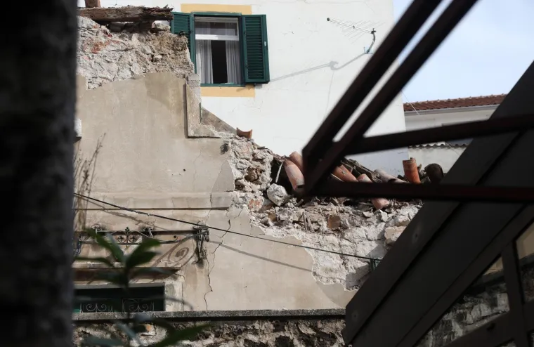 U samom centru grada sru&scaron;io se dio kuće: O&scaron;tećen je jedan ugostiteljski objekt