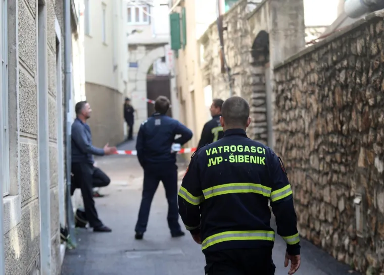 Županijski centar 112 dojavu o uru&scaron;avanju dijela kuće u centru grada zaprimio je u 9.02 sati. Na terenu su vatrogasci i gradske službe