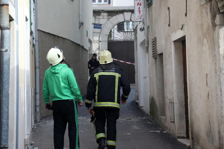 U centru &Scaron;ibenika uru&scaron;ila se kuća, dio zavr&scaron;io u susjednom kafiću