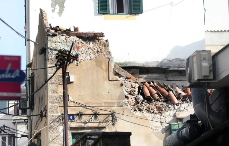 &bdquo;Ne mogu reći da smo pretrpjeli neko veliko o&scaron;tećenje, jer taj dio stakla je samo malo nacikao &scaron;to ćemo mi danas tokom dana i sanirati. Nastavljamo s radom normalno, nema nikakvih problema&ldquo;, kazao je vlasnik ugostiteljskog objekta Moderato Cantabile Ante Gulin.