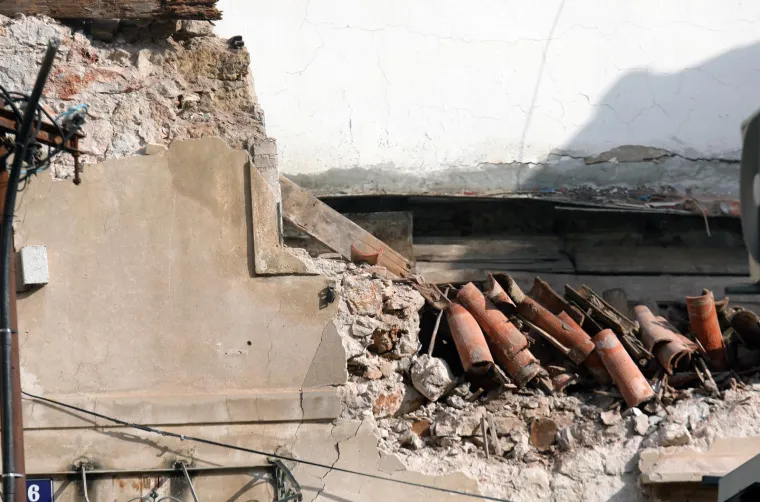 Vlasnik kuće koja se uru&scaron;ila i kojoj se ozbiljno naru&scaron;ena statika kazao je da je već na putu prema centru grada te će u dogovoru s gradskim službama dalje postupati kako bude potrebno.  