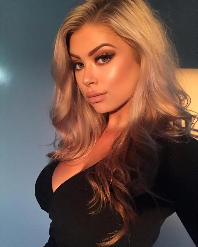 Autumn se inače bavi i manekenstvom, a s partnerom Hunterom ima i dvije kćerkice.