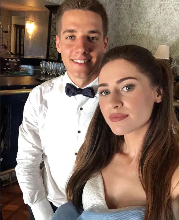 Mario Pa&scaron;alić, jedan od najvažnijih igrača talijanske Atalante i nezamjenjivi član hrvatske reprezentacije, svoju je životnu suputnicu upoznao dok je jo&scaron; bio mladi talent Hajduka. Marija Grbe&scaron;a, djevojka iz Ka&scaron;tela, osvojila je njegovo srce, a njihova veza rasla je paralelno s njegovom nogometnom karijerom.