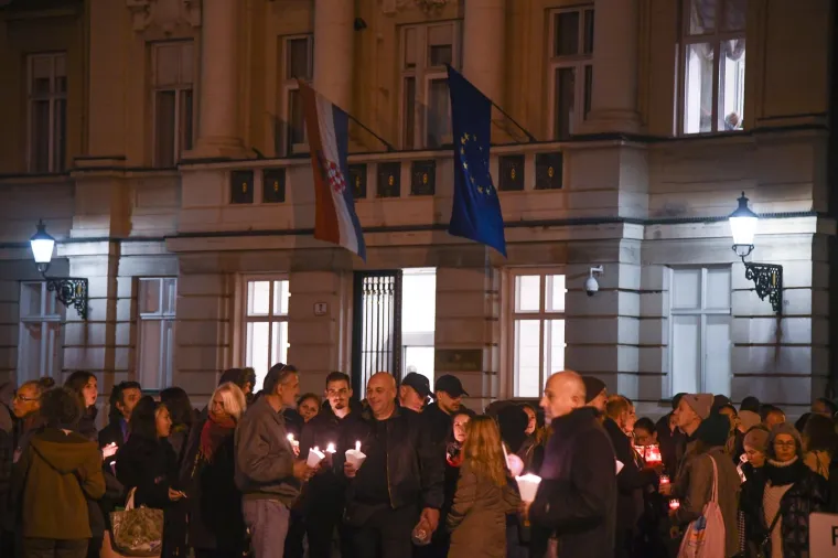 Kažu da se se okupili spontano, a prosvjeduju protiv covid potvrda
