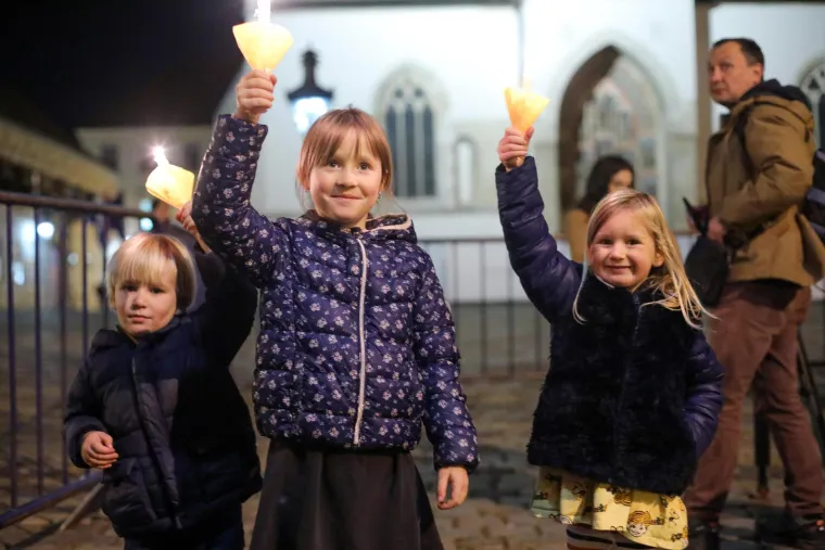 Građani su se na istoj lokaciji okupili i u ponedjeljak, noseći lampione. Poručili su da je to "simbolično svjetlo protiv tame" u koje nas, kako tvrde, uvode covid-potvrde. Najavili su "dolazak pred Vladu" svake večeri.