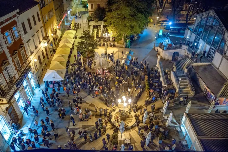 Na trgu pored glavne gradske tržnice tristotinjak građana okupilo se u miran prosvjed protiv no&scaron;enja maski, covid potvrda i odluka Vlade vezanih za anticovid mjere.