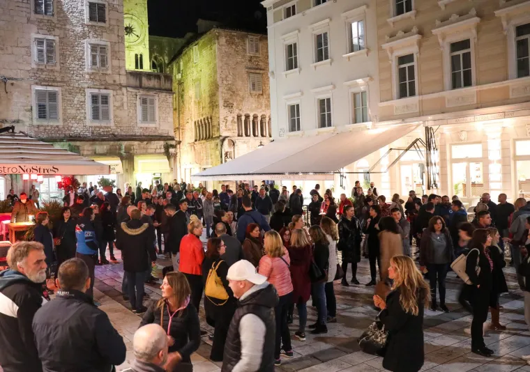 Prosvjednici su, kao i prethodnu večer, lampionima ispisali riječ "NE" te su pjevali domoljubne pjesme