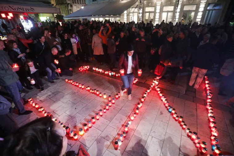 Prosvjednici su, kao i prethodnu večer, lampionima ispisali riječ "NE" te su pjevali domoljubne pjesme