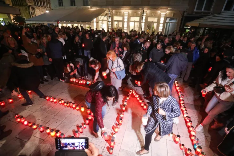 Prosvjednici su, kao i prethodnu večer, lampionima ispisali riječ "NE" te su pjevali domoljubne pjesme