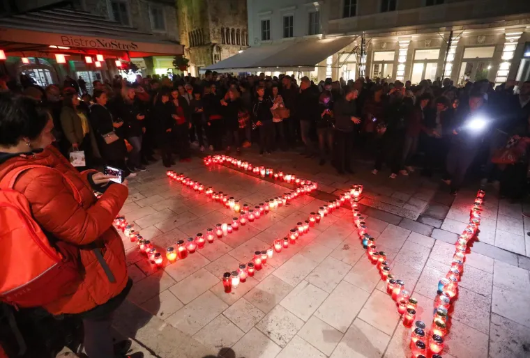Prosvjednici su, kao i prethodnu večer, lampionima ispisali riječ "NE" te su pjevali domoljubne pjesme