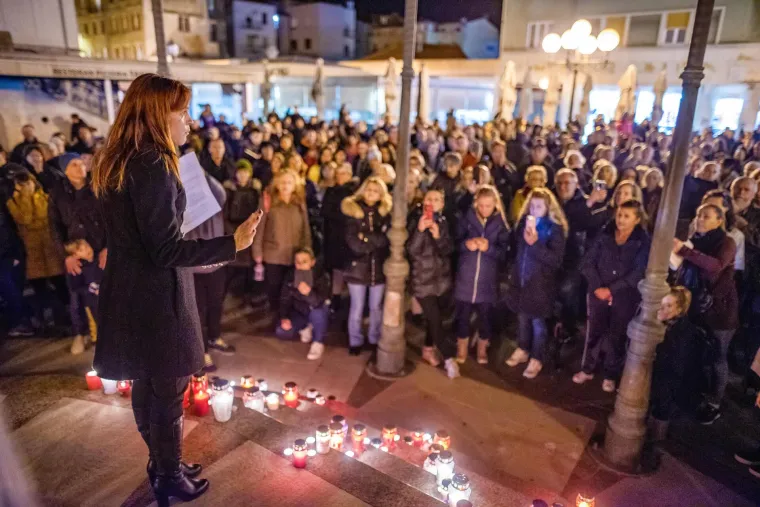 Na trgu pored glavne gradske tržnice tristotinjak građana okupilo se u miran prosvjed protiv no&scaron;enja maski, covid potvrda i odluka Vlade vezanih za anticovid mjere.