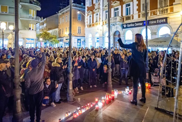Na trgu pored glavne gradske tržnice tristotinjak građana okupilo se u miran prosvjed protiv no&scaron;enja maski, covid potvrda i odluka Vlade vezanih za anticovid mjere.