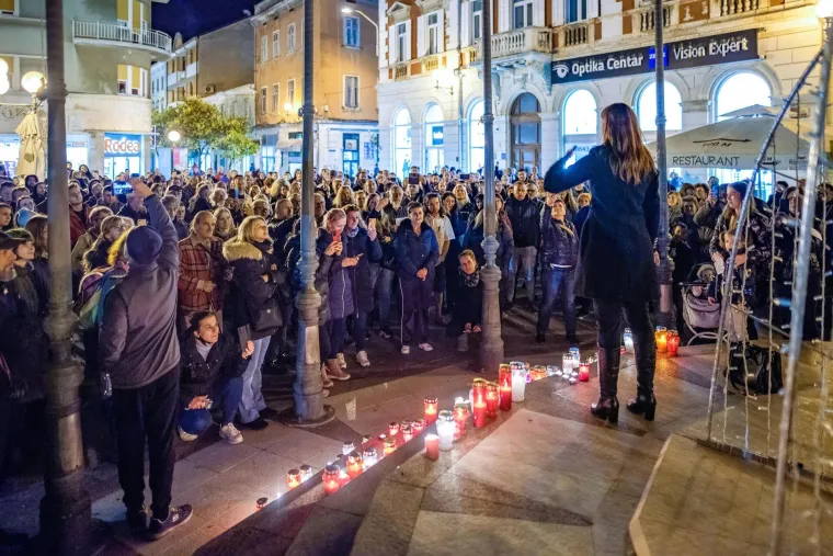 Na trgu pored glavne gradske tržnice tristotinjak građana okupilo se u miran prosvjed protiv no&scaron;enja maski, covid potvrda i odluka Vlade vezanih za anticovid mjere.