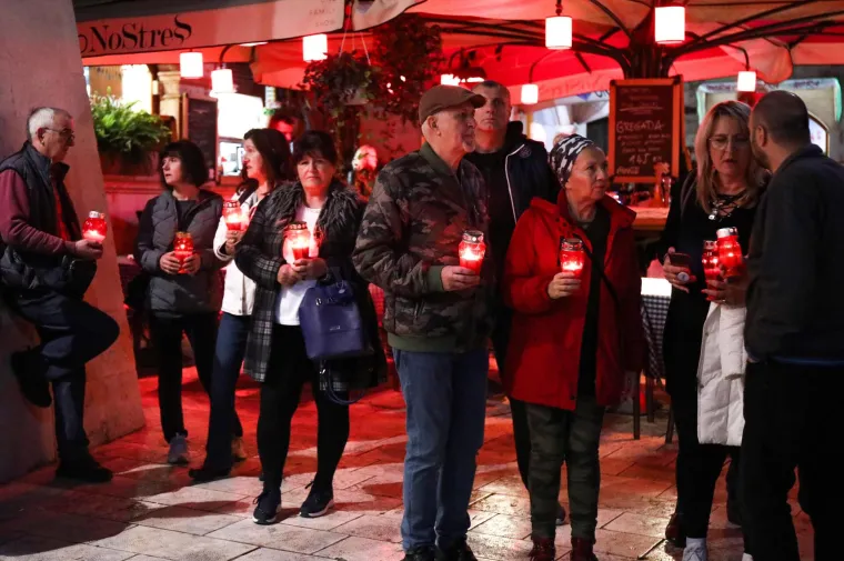 Prosvjednici su, kao i prethodnu večer, lampionima ispisali riječ "NE" te su pjevali domoljubne pjesme