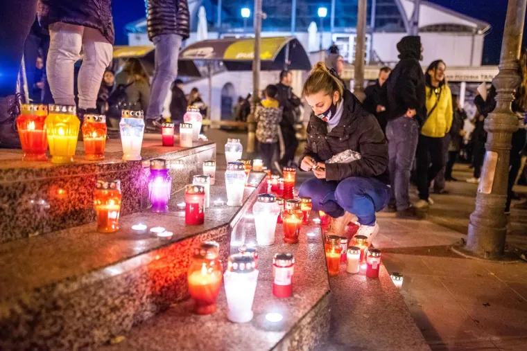 Na trgu pored glavne gradske tržnice tristotinjak građana okupilo se u miran prosvjed protiv no&scaron;enja maski, covid potvrda i odluka Vlade vezanih za anticovid mjere.