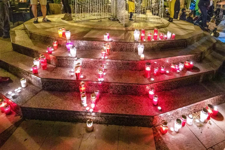 Na trgu pored glavne gradske tržnice tristotinjak građana okupilo se u miran prosvjed protiv no&scaron;enja maski, covid potvrda i odluka Vlade vezanih za anticovid mjere.