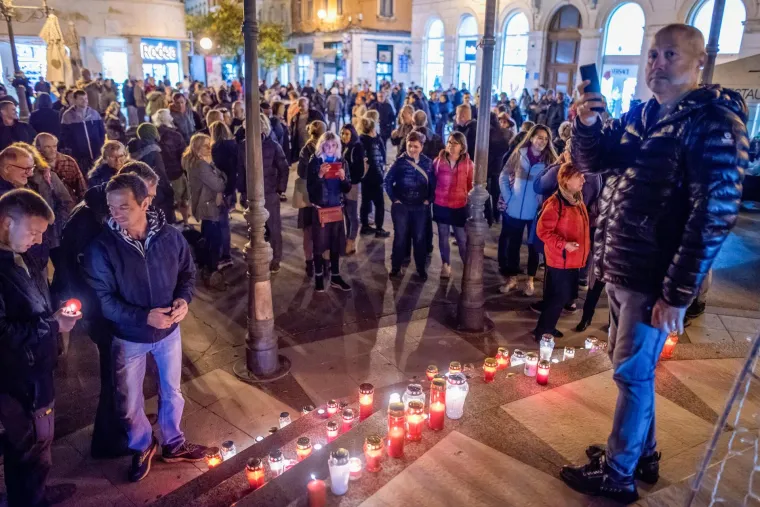 Na trgu pored glavne gradske tržnice tristotinjak građana okupilo se u miran prosvjed protiv no&scaron;enja maski, covid potvrda i odluka Vlade vezanih za anticovid mjere.