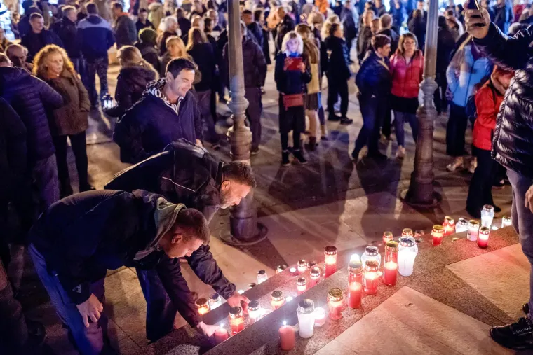 Na trgu pored glavne gradske tržnice tristotinjak građana okupilo se u miran prosvjed protiv no&scaron;enja maski, covid potvrda i odluka Vlade vezanih za anticovid mjere.
