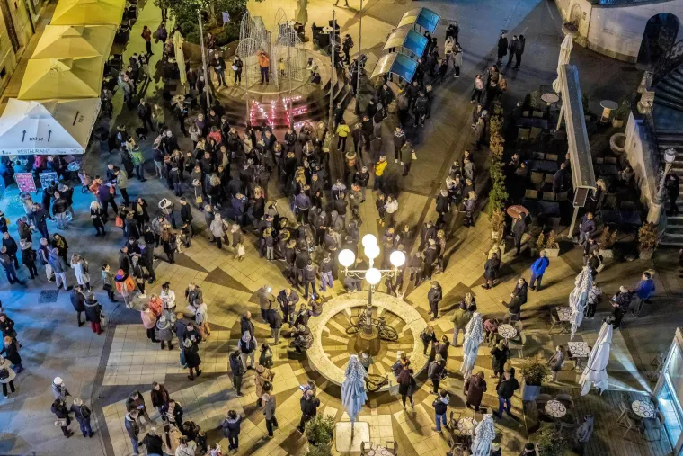 Na trgu pored glavne gradske tržnice tristotinjak građana okupilo se u miran prosvjed protiv no&scaron;enja maski, covid potvrda i odluka Vlade vezanih za anticovid mjere.