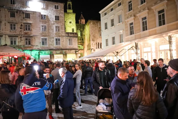 Prosvjednici su, kao i prethodnu večer, lampionima ispisali riječ "NE" te su pjevali domoljubne pjesme