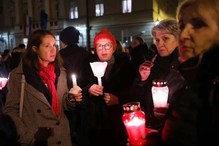 Građani su se na istoj lokaciji okupili i u ponedjeljak, noseći lampione. Poručili su da je to "simbolično svjetlo protiv tame" u koje nas, kako tvrde, uvode covid-potvrde. Najavili su "dolazak pred Vladu" svake večeri.