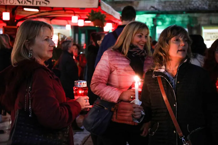 Prosvjednici su, kao i prethodnu večer, lampionima ispisali riječ "NE" te su pjevali domoljubne pjesme