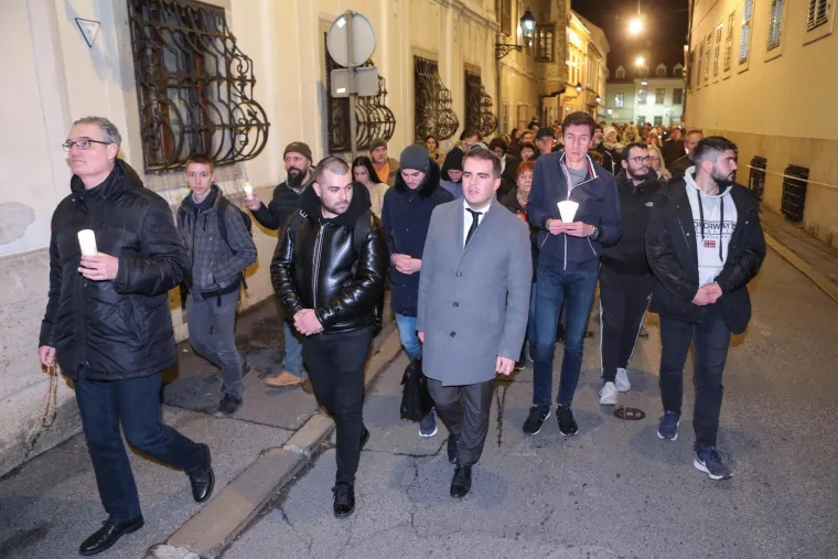 Građani su se na istoj lokaciji okupili i u ponedjeljak, noseći lampione. Poručili su da je to "simbolično svjetlo protiv tame" u koje nas, kako tvrde, uvode covid-potvrde. Najavili su "dolazak pred Vladu" svake večeri.