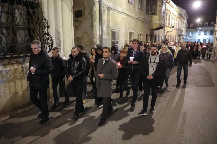 Građani su se na istoj lokaciji okupili i u ponedjeljak, noseći lampione. Poručili su da je to "simbolično svjetlo protiv tame" u koje nas, kako tvrde, uvode covid-potvrde. Najavili su "dolazak pred Vladu" svake večeri.