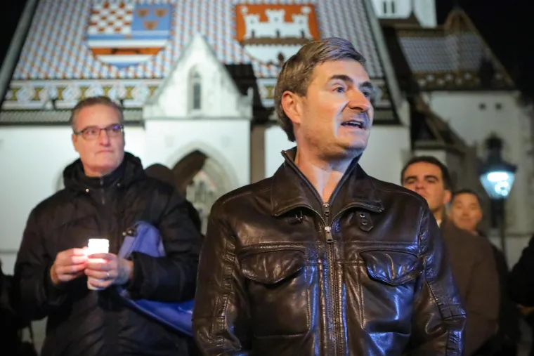 Građani su se na istoj lokaciji okupili i u ponedjeljak, noseći lampione. Poručili su da je to "simbolično svjetlo protiv tame" u koje nas, kako tvrde, uvode covid-potvrde. Najavili su "dolazak pred Vladu" svake večeri.