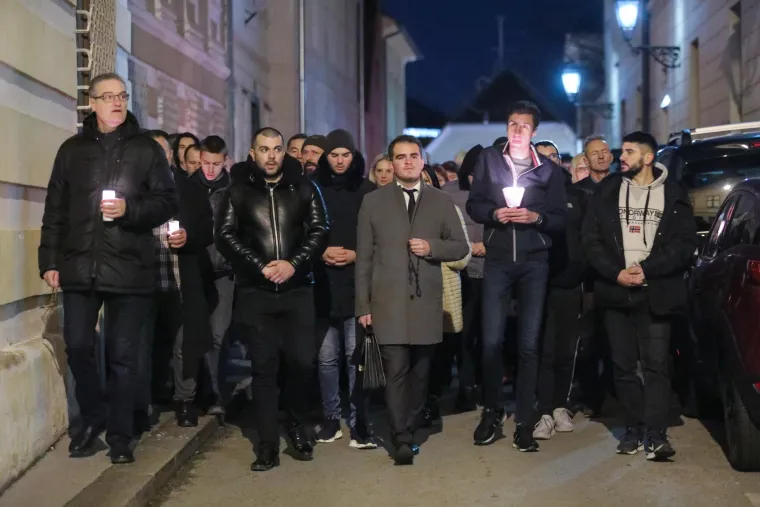 Građani su se na istoj lokaciji okupili i u ponedjeljak, noseći lampione. Poručili su da je to "simbolično svjetlo protiv tame" u koje nas, kako tvrde, uvode covid-potvrde. Najavili su "dolazak pred Vladu" svake večeri.