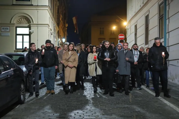 Građani su se na istoj lokaciji okupili i u ponedjeljak, noseći lampione. Poručili su da je to "simbolično svjetlo protiv tame" u koje nas, kako tvrde, uvode covid-potvrde. Najavili su "dolazak pred Vladu" svake večeri.