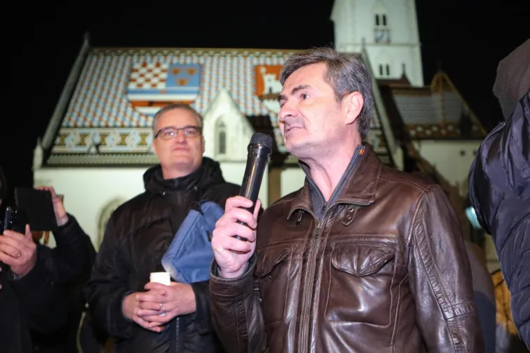 Građani su se na istoj lokaciji okupili i u ponedjeljak, noseći lampione. Poručili su da je to "simbolično svjetlo protiv tame" u koje nas, kako tvrde, uvode covid-potvrde. Najavili su "dolazak pred Vladu" svake večeri.