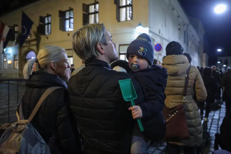 Građani su se na istoj lokaciji okupili i u ponedjeljak, noseći lampione. Poručili su da je to "simbolično svjetlo protiv tame" u koje nas, kako tvrde, uvode covid-potvrde. Najavili su "dolazak pred Vladu" svake večeri.