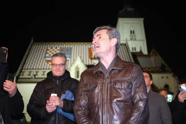 Građani su se na istoj lokaciji okupili i u ponedjeljak, noseći lampione. Poručili su da je to "simbolično svjetlo protiv tame" u koje nas, kako tvrde, uvode covid-potvrde. Najavili su "dolazak pred Vladu" svake večeri.