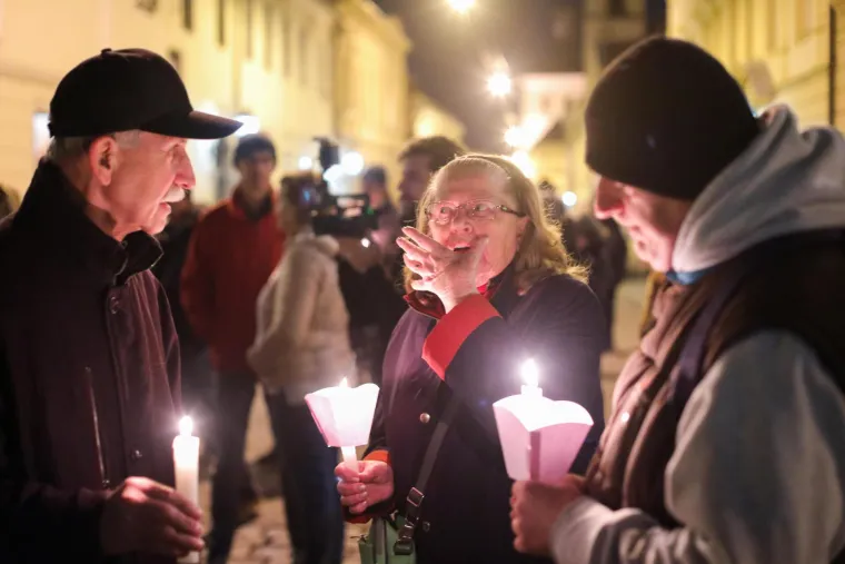 Građani su se na istoj lokaciji okupili i u ponedjeljak, noseći lampione. Poručili su da je to "simbolično svjetlo protiv tame" u koje nas, kako tvrde, uvode covid-potvrde. Najavili su "dolazak pred Vladu" svake večeri.