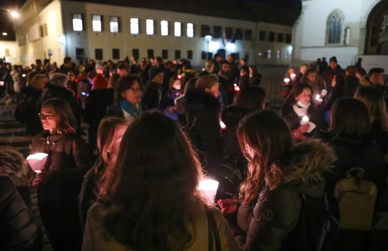 Građani su se na istoj lokaciji okupili i u ponedjeljak, noseći lampione. Poručili su da je to "simbolično svjetlo protiv tame" u koje nas, kako tvrde, uvode covid-potvrde. Najavili su "dolazak pred Vladu" svake večeri.