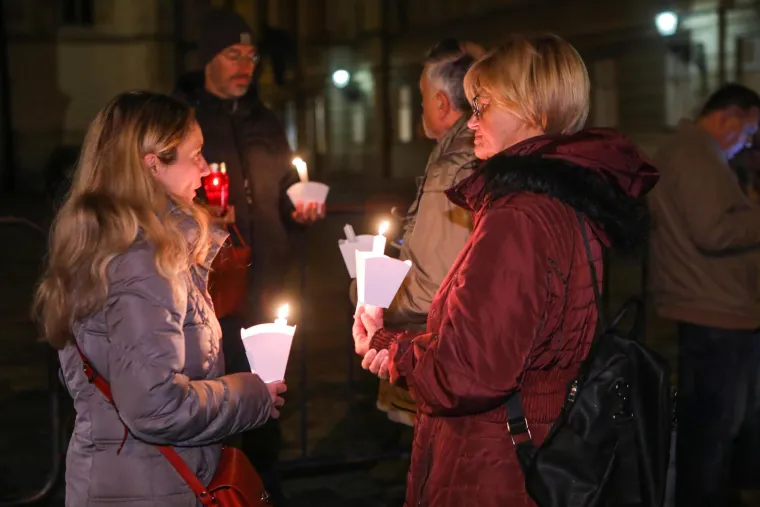 Građani su se na istoj lokaciji okupili i u ponedjeljak, noseći lampione. Poručili su da je to "simbolično svjetlo protiv tame" u koje nas, kako tvrde, uvode covid-potvrde. Najavili su "dolazak pred Vladu" svake večeri.