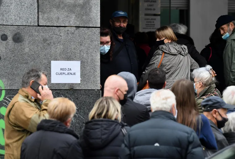 Gužve ispred Doma zdravlja u Runjaninovoj u Zagrebu gdje je organizirano cijepljenje protiv koronavirusa