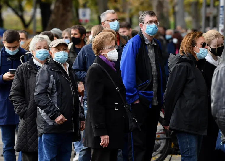 Gužve ispred Doma zdravlja u Runjaninovoj u Zagrebu gdje je organizirano cijepljenje protiv koronavirusa
