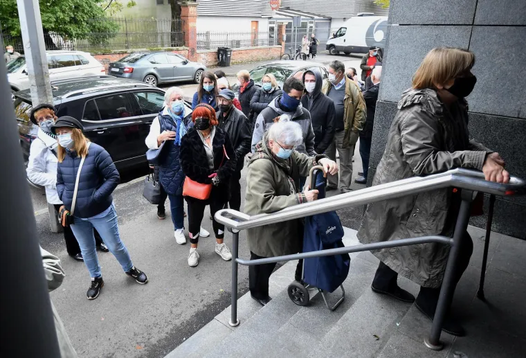 Gužve ispred Doma zdravlja u Runjaninovoj u Zagrebu gdje je organizirano cijepljenje protiv koronavirusa