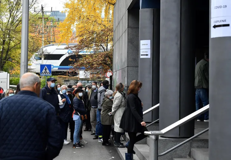 Gužve ispred Doma zdravlja u Runjaninovoj u Zagrebu gdje je organizirano cijepljenje protiv koronavirusa