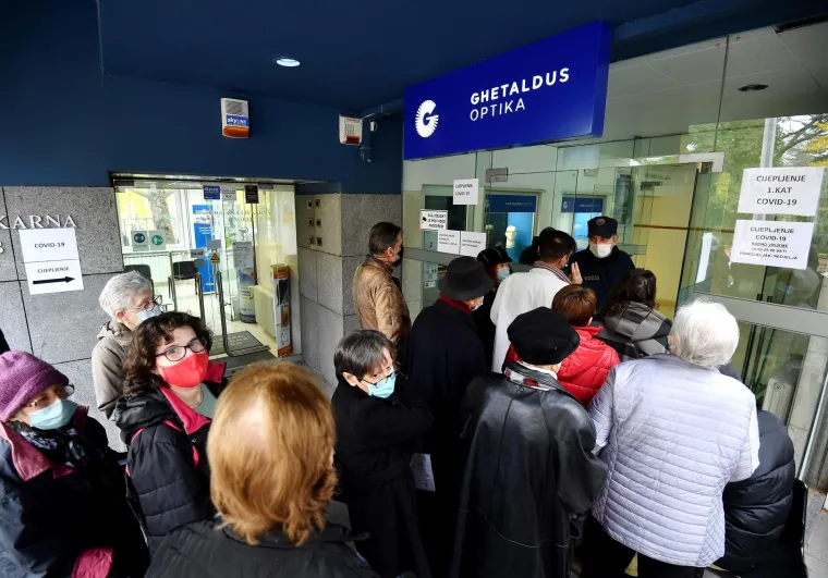 Gužve ispred Doma zdravlja u Runjaninovoj u Zagrebu gdje je organizirano cijepljenje protiv koronavirusa